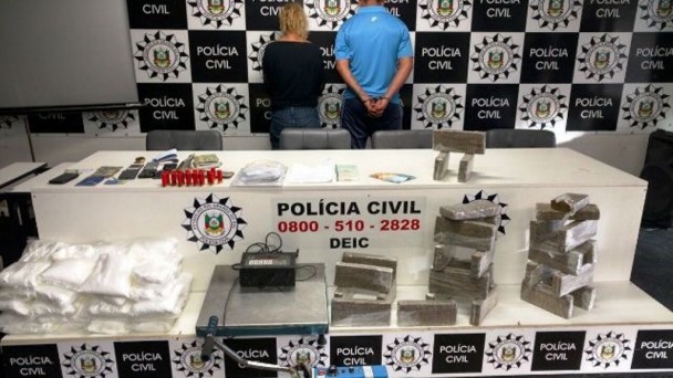 Pol Cia Civil Localiza Esconderijo De Carros E Drogas E Prende Tr S