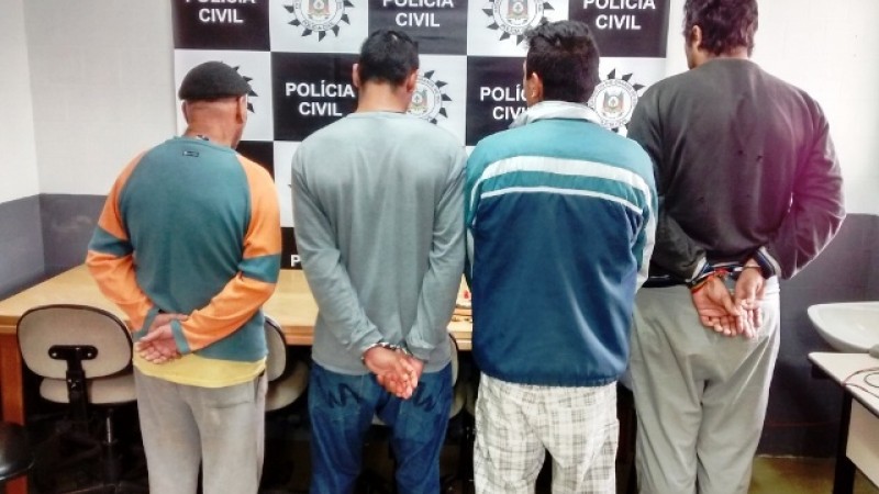 Também foram apreendidas armas, munições, tesoura e mais de 200 reais.