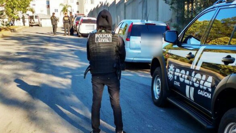 O objetivo da ação é combater a posse ilegal de armas de fogo, tráfico de drogas e invasões de apartamentos.