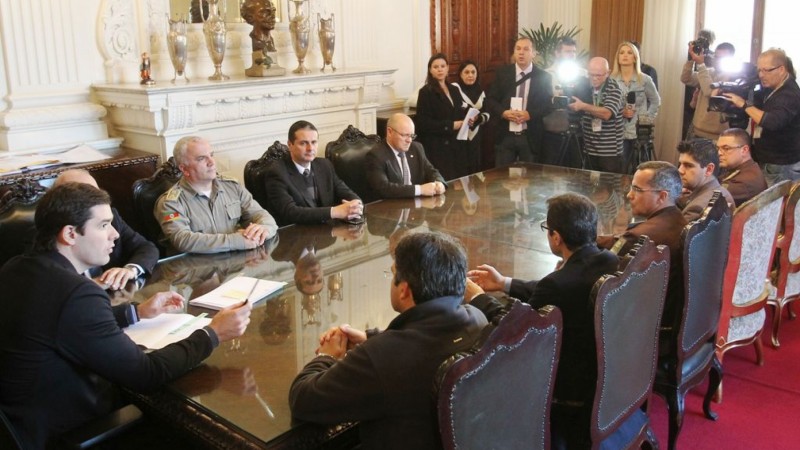 Para elaborar os demais textos, o governador designou um grupo de secretários, para juntos encaminharem o processo