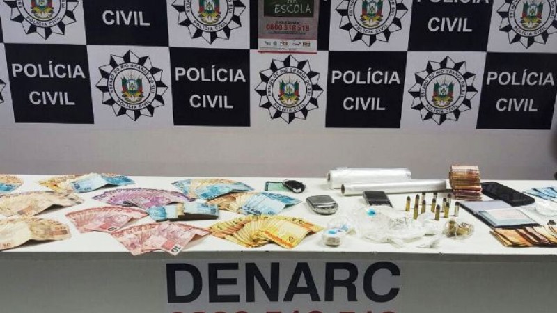 No local foram encontrados cerca de R$ 18 mil em dinheiro, dois veículos, cocaína, além de petrechos para embalar o entorpecente.