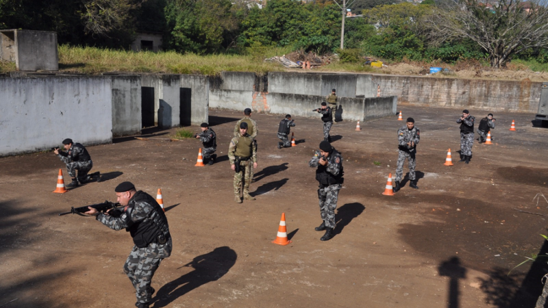 O treinamento ocorreu na Academia de Polícia Militar, em Porto Alegre.