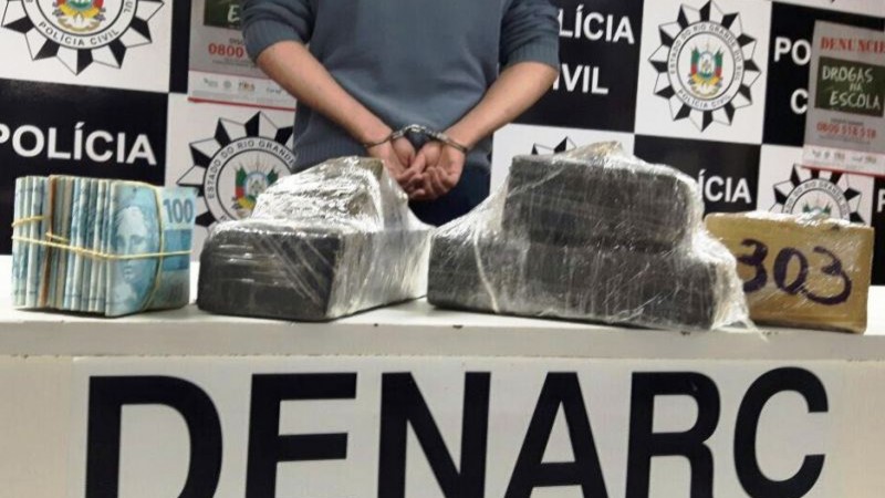 Com o investigado foram apreendidos mais de 2,3 quilos de maconha de alt&iacute;ssima qualidade e aproximadamente R$16.000 reais.