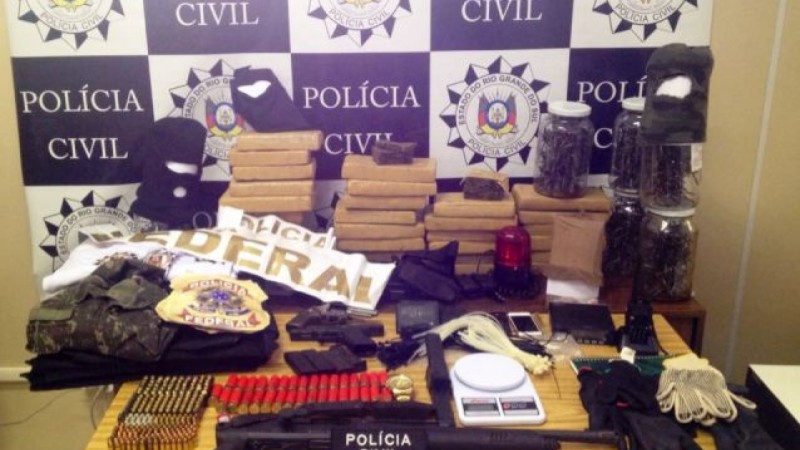 Policiais da DFRV identificaram que o grupo atuava no roubo e receptação de veículos, além do tráfico de drogas.