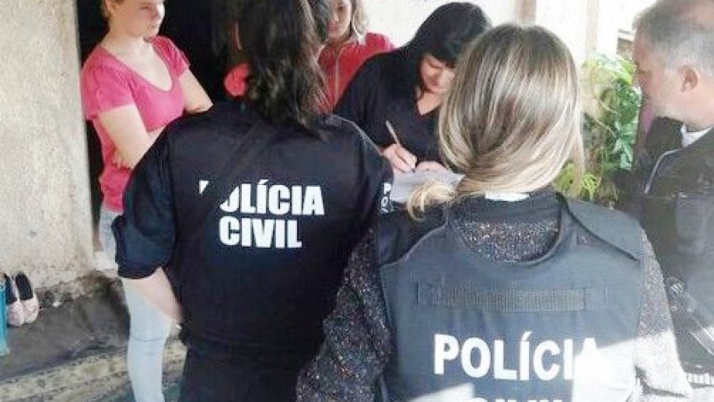 A ação, que contou com mais de 25 policiais, ocorreu em diversos bairros de Porto Alegre.