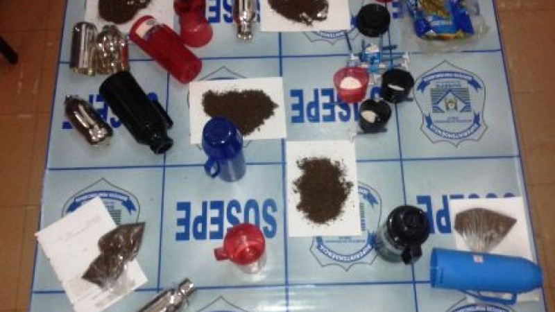 Agentes barram entrada de drogas no presídio