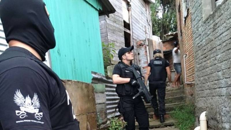Cerca de 40 policiais percorreram todas as vielas e becos da região, abordando suspeitos e verificando denúncias.