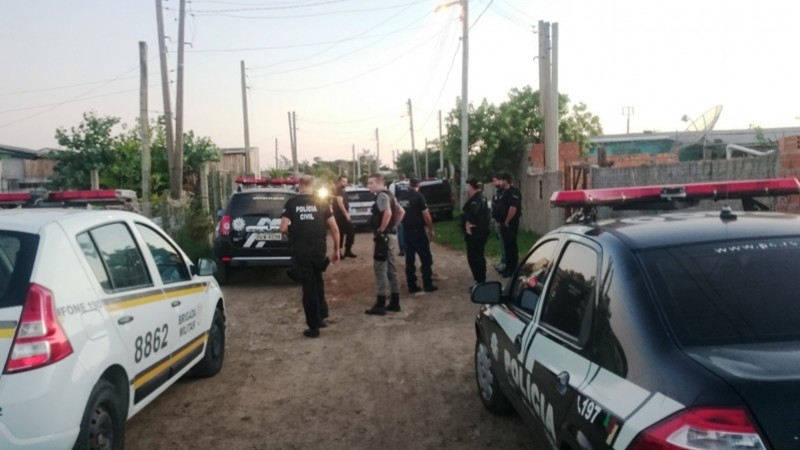 Na ação que contou com a participação de 61 policiais civis e 27 policiais militares, duas pessoas foram presas.