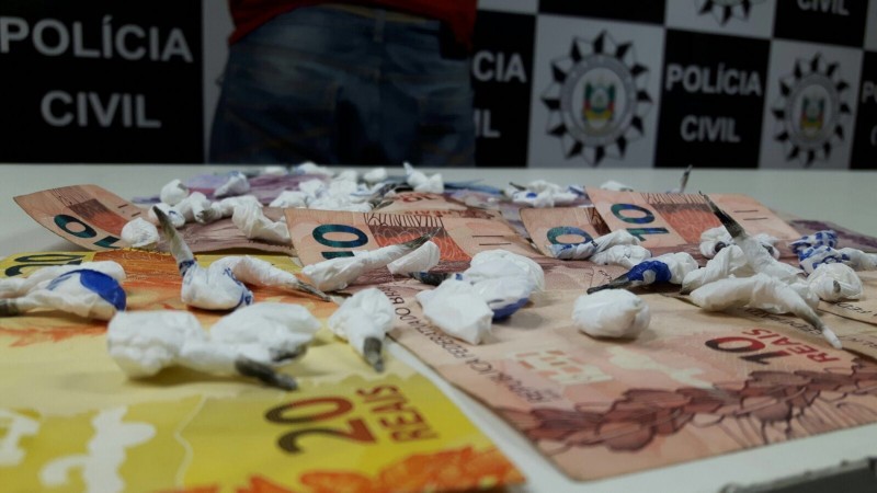 Porções de drogas pronta para a venda e dinheiro trocado foram apreendidas