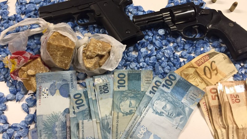 Drogas, armas e dinheiro foram apreendidos.