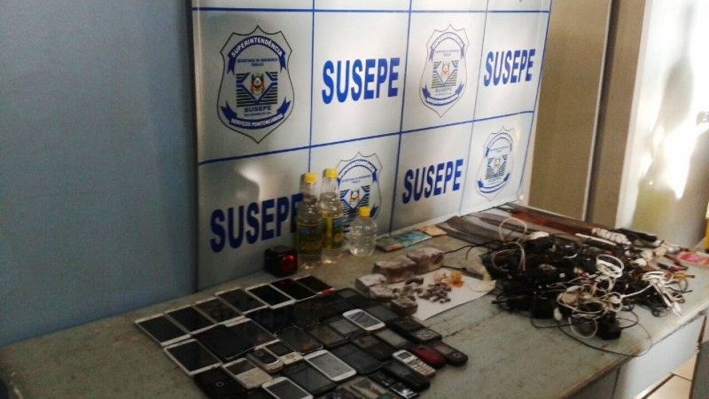 A revista recolheu celulares, produtos eletrônicos e armas artesanais.