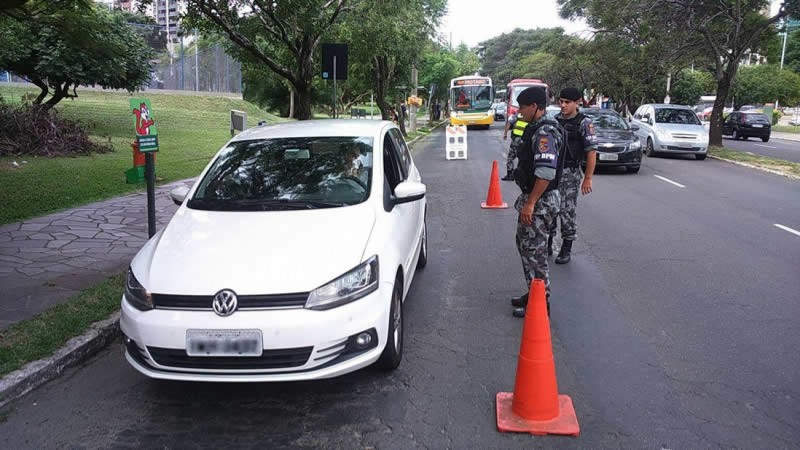 Foram realizadas barreiras, abordagens, identificação de pessoas e verificação minuciosa de veículos.