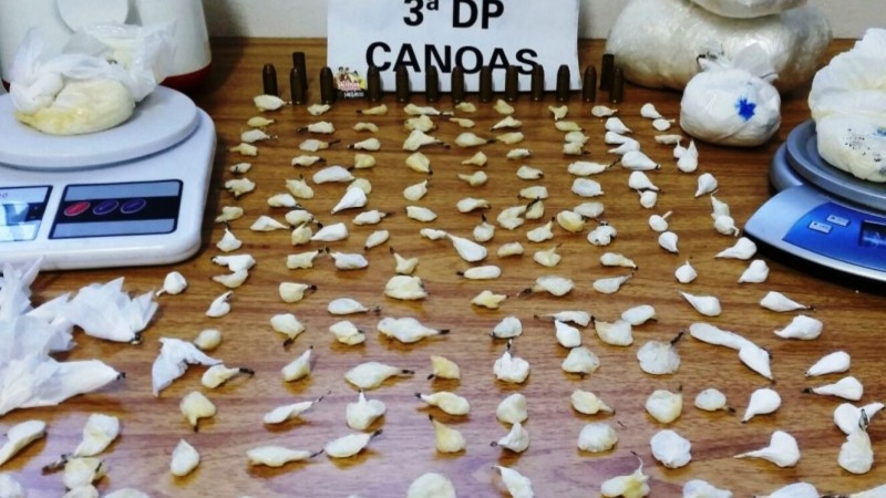 Apreensão de 100 buchas de cocaína prontas para a venda e demais materiais e drogas que pertenciam ao laboratório