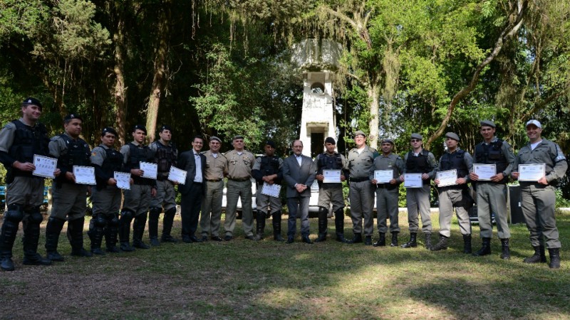 Os PMs receberam diplomas de menção honrosa pelos destacados serviços prestados à sociedade e proteção do cidadão