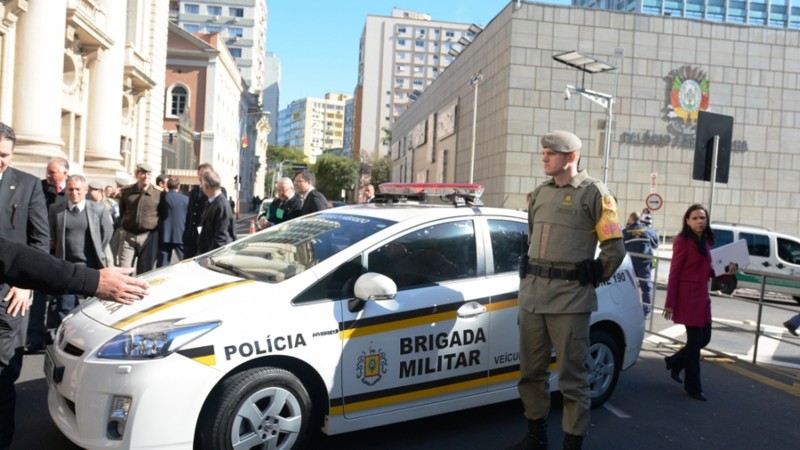 Entrega de viatura da Toyota em frente ao Pal&aacute;cio Piratini.