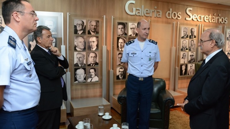 Na visita de estreitamento de rela&ccedil;&otilde;es e cortesia, o Major ofereceu a colabora&ccedil;&atilde;o do V COMAR &agrave; Secretaria da Seguran&ccedil;a P&uacute;blica do RS