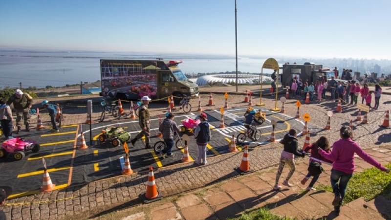Moradores das comunidades próximas ao local dos jogos da Copa podem se beneficiar de serviços diversos, como atendimento médico, escolinha de trânsito, distribuição de roupas e atividades recreativas