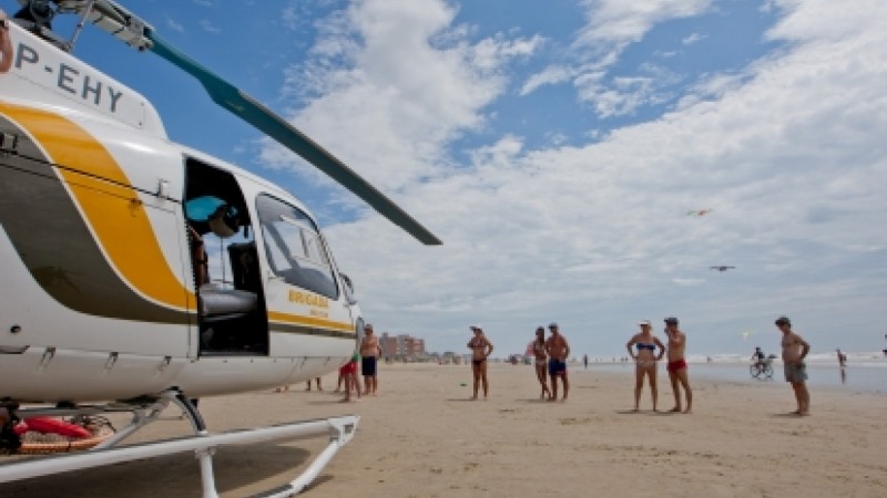 O tempo para o deslocamento de avião para o litoral é de 30 minutos, e de helicóptero é 40 minutos