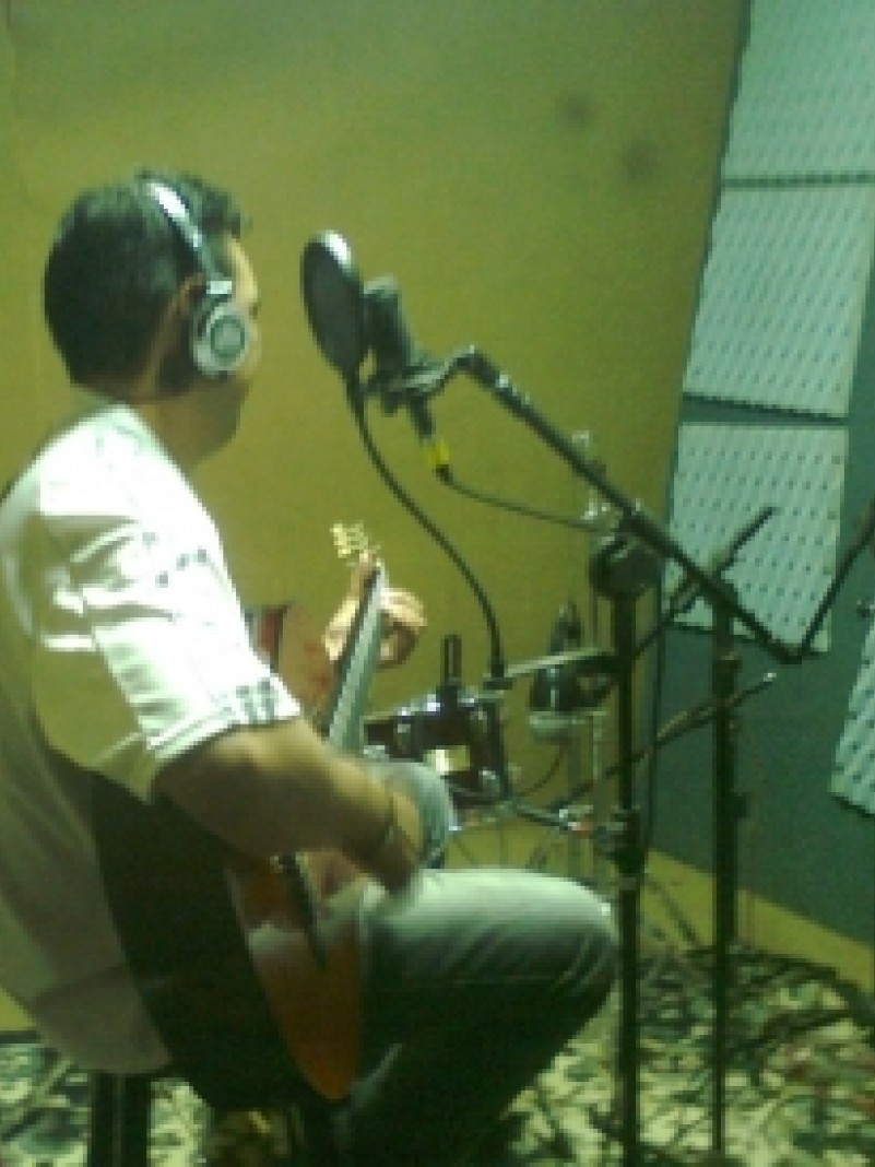 Gravações foram feitas no estúdio de um músico local que disponibilizou o espaço gratuitamente