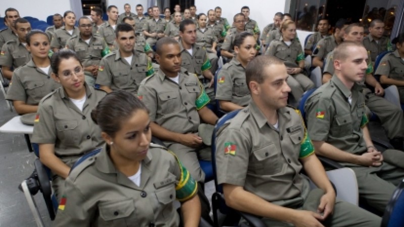 Formatura de soldados em curso de Ingles e Espanhol, em preparacao a Copa do Mundo.