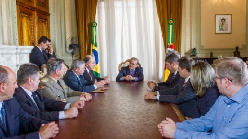 Governador Tarso Genro durante cerimônia de assinatura do Termo de Parceria para Qualificação do Disque Denúncia entre o RS e o Instituto São Paulo contra a Violência