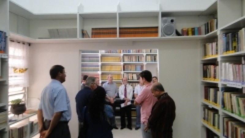 Biblioteca, batizada de El Shaddai, possui mais de 3,6 mil obras
