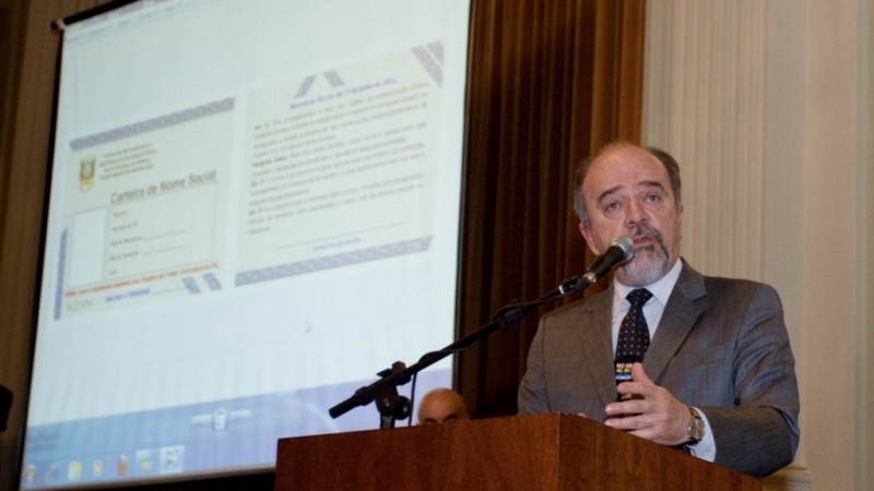Secretário da SSP, Airton Michels, apresenta o modelo da Carteira de Nome Social