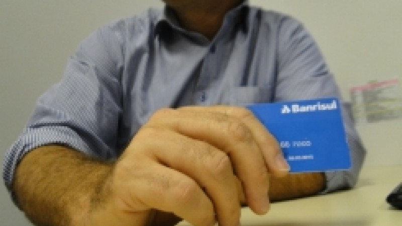 Projeto Cartão Reinserção viabiliza aos presos trabalhadores um cartão magnético do Banrisul