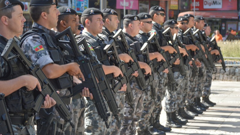 Policiais enfileirados seguram carabina IA2, que destina-se a suprir as forças de segurança pública com um armamento confiável, resistente e leve