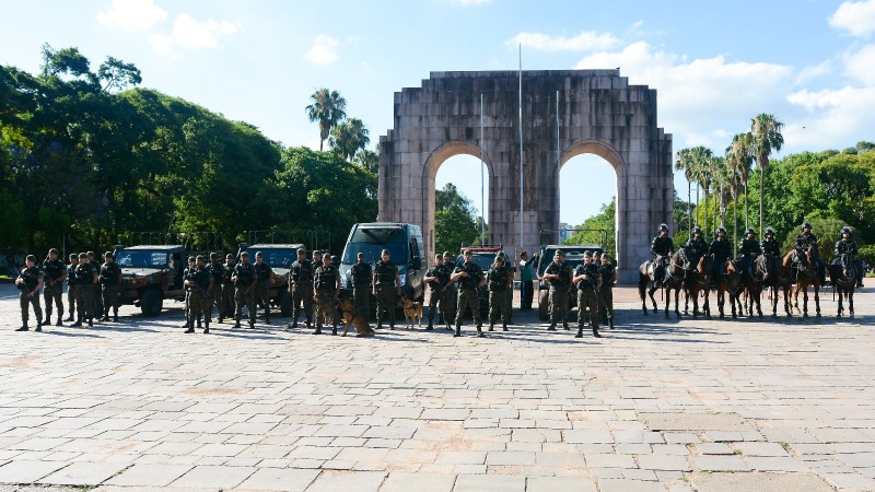 Soldados do exército no Parque da Redenção