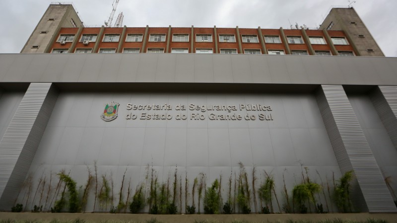O benefício é concedido ao servidor, no caso de invalidez, e aos familiares, em caso de morte.