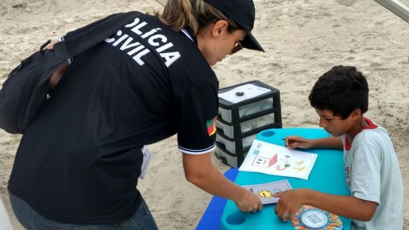 As crianças também receberam cartilhas e puderam desenhar e pintar em uma oficina de desenho montada para elas.
