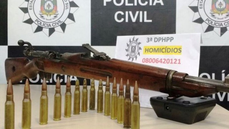 O homem foi preso com um fuzil de combate calibre 7.62 do Ex&eacute;rcito Brasileiro e de uso exclusivo das for&ccedil;as armadas. 