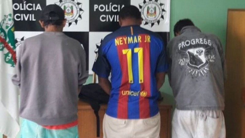 Foram apreendidos aparelhos eletrônicos, peças de vestuário, celulares, objetos de ornamentação, porção de maconha e dinheiro.