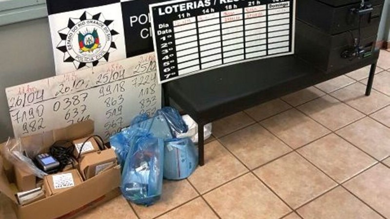 A ação contou com a participação de seis delegados de polícia e de 63 agentes de polícia.