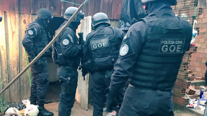 Os oito envolvidos no crime foram identificados e agora estão na condição de foragidos.