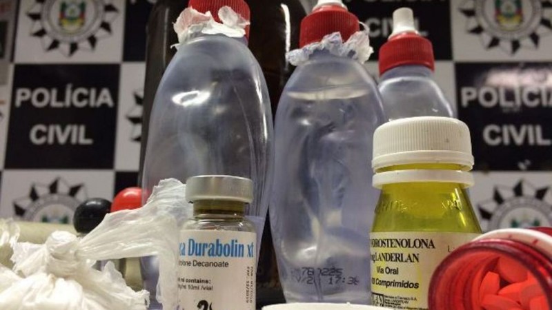 Um casal foi preso em flagrante em um apartamento e vários tipos de droga foram encontrados no local, que servia de depósito das drogas.