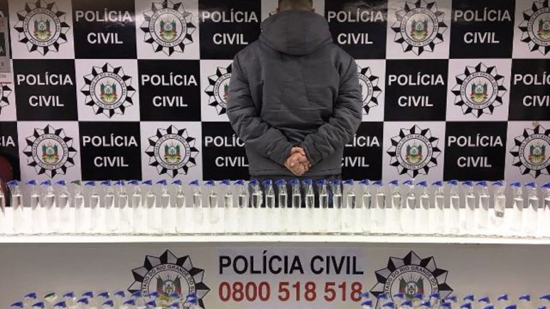 Um homem é preso por tráfico de drogas e 100 tubos de lança perfume são apreendidos.