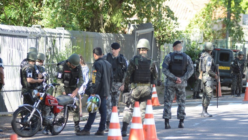 O emprego dos militares iniciou às 17h e segue até às 23h, nas áreas com maior índice de criminalidade.