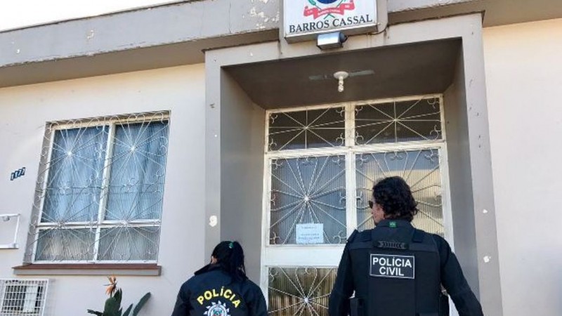 Três pessoas foram presas, cinco armas, munições e diversos documentos foram apreendidos.