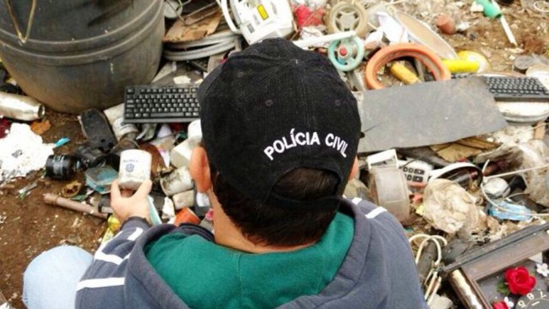 O homem foi autuado pelo crime previsto no art. 56 da Lei de Crimes Ambientais, com pena de um a quatro anos de reclusão.