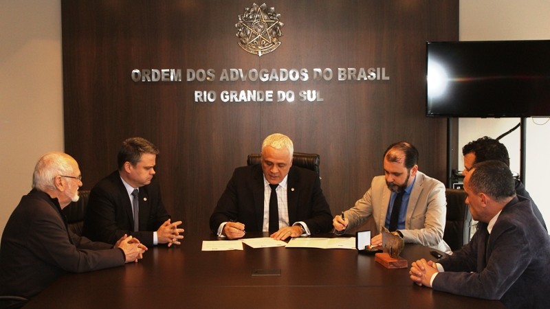 Autoridades destacaram a importância do diálogo entre as instituições para o aprimoramento do trabalho de advogados e policiais.