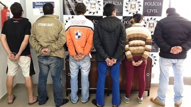 Ao total, seis pessoas foram presas, armas, munições, dinheiro, telefones celulares, drogas e um veículo foram apreendidos.