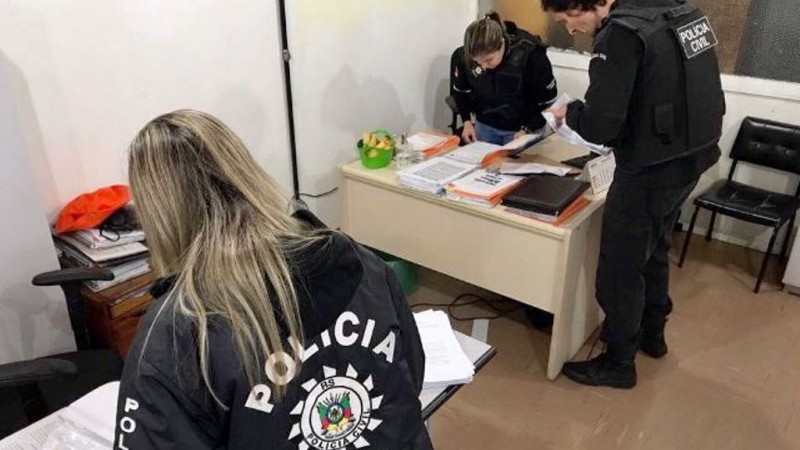 Um homem foi preso em flagrante, uma arma, munições e documentos foram apreendidos.