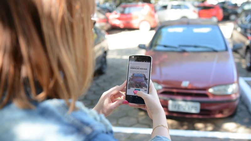 O aplicativo permite o envio de informações sobre veículos suspeitos que estejam circulando na cidade ou, mesmo, casos de furto