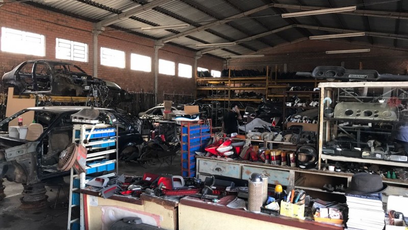 Dois estabelecimentos foram fechados e cerca de 70 toneladas de sucata automotiva apreendidas.