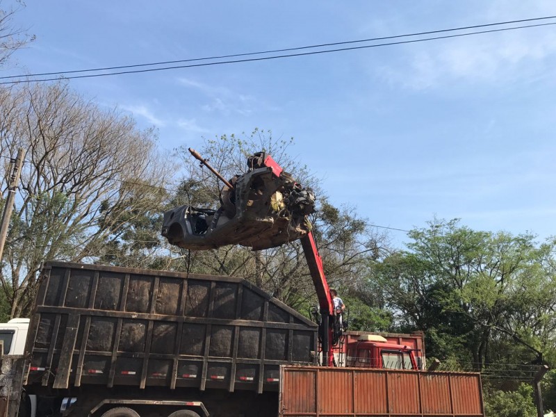 As peças são encaminhadas para a Gerdau que, graças a uma parceria com o Estado, as transformam em material de trabalho.