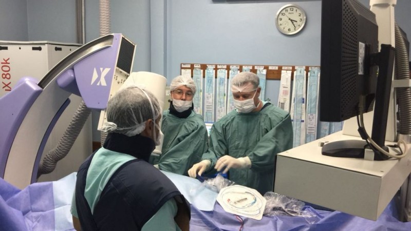 Técnica evita a abertura cirúrgica do tórax, minimizando complicações e tempo de internação hospitalar.