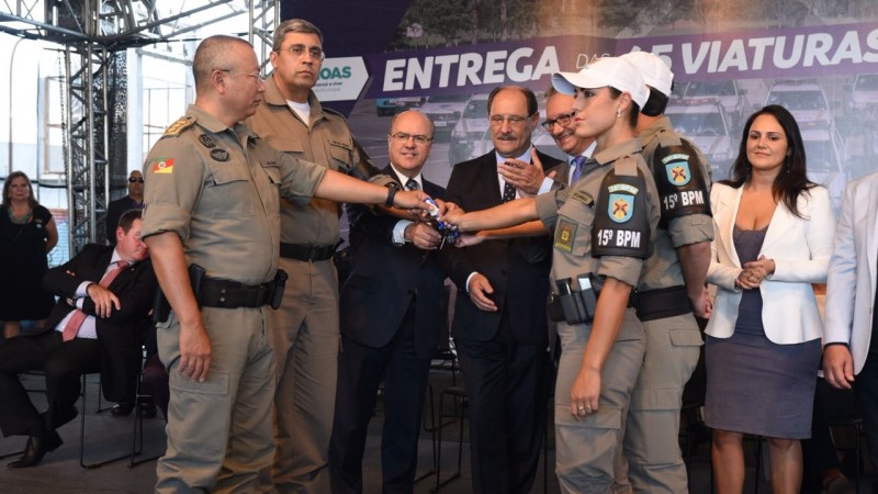 Entrega de viaturas contou com a presença do governador do Estado, secretário da Segurança Pública e prefeito de Canoas.