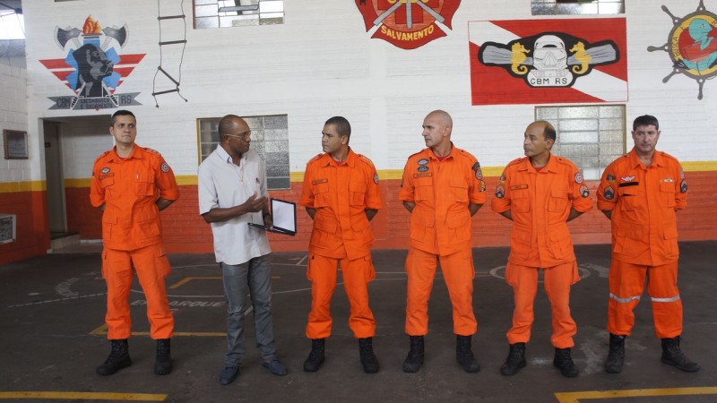 Placa foi entregue pelo presidente do Sindicato dos Trabalhadores nas Indústrias da Construção Civil do RS, Gelson Santana.
